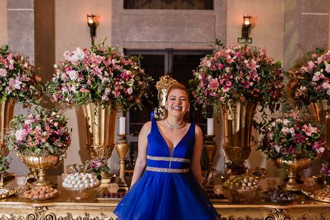 vestido azul 15 anos na pista de dança decoração mesa de bolo'