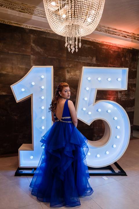 vestido azul 15 anos na pista de dança costas do vestido'