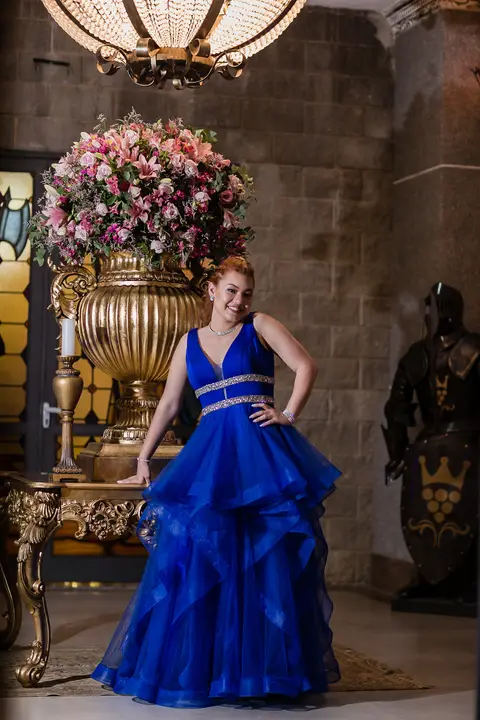 vestido azul 15 anos na entrada do salão de festa'