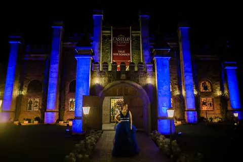 vestido azul 15 anos na pista de dança na frente do castelo aguardando convidados'