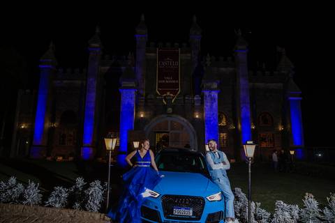 vestido azul 15 anos na pista de dança carro azul'