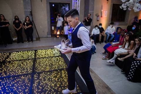 irmão da debutante levando o sapato para troca 
'