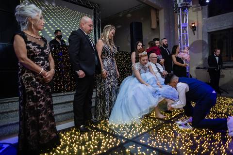 irmão da debutante trocando o sapato da debutante simbolizando a troca de fase menina mulher'