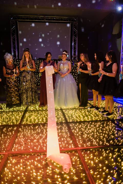 tia da debutante lendo pergaminho de 15 metro'