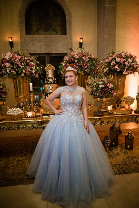 debutante com vestido de festa azul claro'