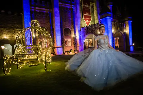 debutante com vestido de festa azul claro jardim do castelo dos vinhais'