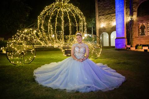 debutante com vestido de festa azul claro jardim do castelo dos vinhais com carroagem atras'
