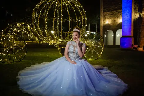 debutante com vestido de festa azul claro jardim do castelo dos vinhais'