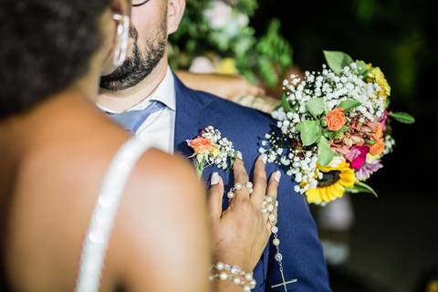 detalhe aliança e terço noiva no peito noivo decoração casamento vila velha itatiba casamento campo itatiba sp casamento fotografo itatiba julio akio hida retratos foto e video '