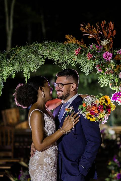 casal recem casados sorrindo decoração casamento vila velha itatiba casamento campo itatiba sp casamento fotografo itatiba julio akio hida retratos foto e video '