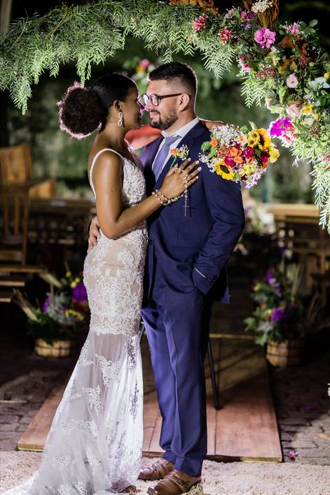 casal recem casados sorrindo decoração casamento vila velha itatiba casamento campo itatiba sp casamento fotografo itatiba julio akio hida retratos foto e video '