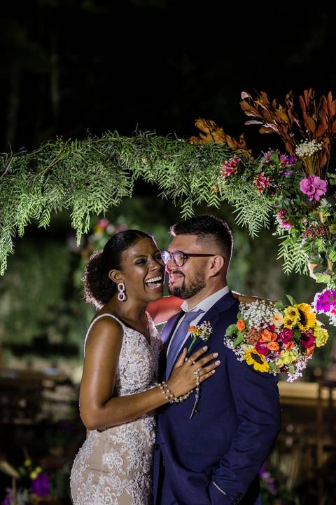 casal recem casados sorrindo decoração casamento vila velha itatiba casamento campo itatiba sp casamento fotografo itatiba julio akio hida retratos foto e video '