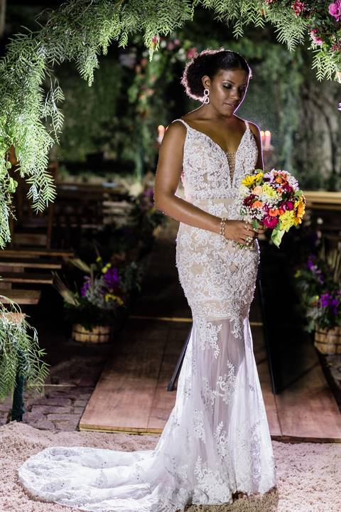 noiva segurando buque vestido sereia casal recem casados sorrindo decoração casamento vila velha itatiba casamento campo itatiba sp casamento fotografo itatiba julio akio hida retratos foto e video '