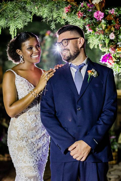 noiva segurando buque vestido sereia casal recem casados sorrindo decoração casamento vila velha itatiba casamento campo itatiba sp casamento fotografo itatiba julio akio hida retratos foto e video '
