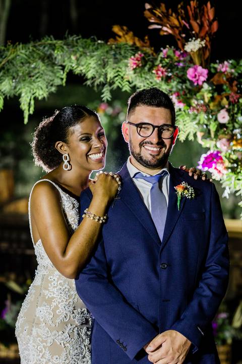 noiva segurando buque vestido sereia casal recem casados sorrindo decoração casamento vila velha itatiba casamento campo itatiba sp casamento fotografo itatiba julio akio hida retratos foto e video '