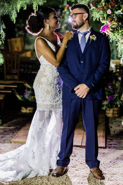 noivo e noiva sorrindo chacara vila velha itatiba cerimonia ar livre noiva segurando buque vestido sereia casal recem casados sorrindo decoração casamento vila velha itatiba casamento campo itatiba sp casamento fotografo itatiba julio akio hida retratos f'