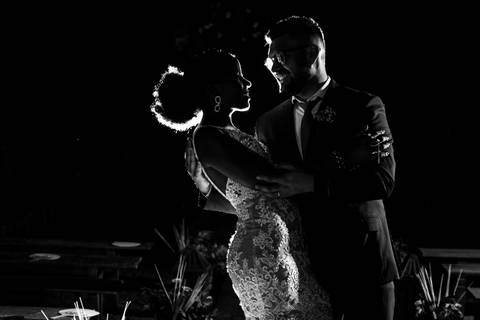 noivo e noiva sorrindo chacara vila velha itatiba cerimonia ar livre noiva segurando buque vestido sereia casal recem casados sorrindo decoração casamento vila velha itatiba casamento campo itatiba sp casamento fotografo itatiba julio akio hida retratos f'