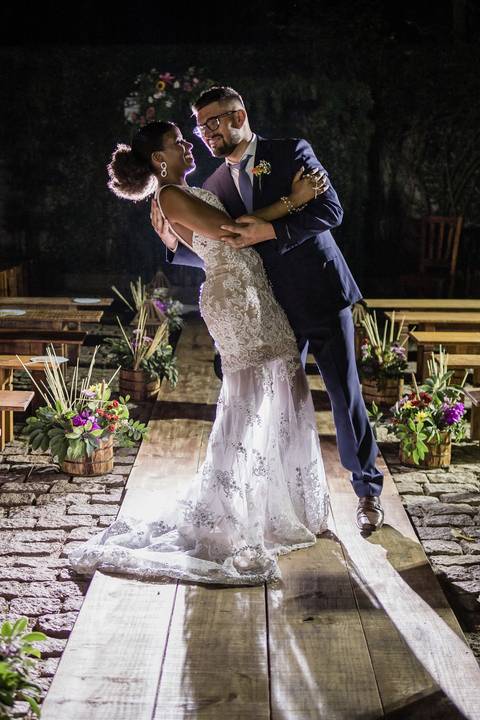 noivo e noiva sorrindo chacara vila velha itatiba cerimonia ar livre noiva segurando buque vestido sereia casal recem casados sorrindo decoração casamento vila velha itatiba casamento campo itatiba sp casamento fotografo itatiba julio akio hida retratos f'