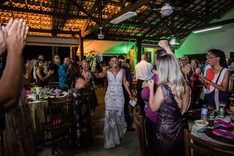noivo e noiva sorrindo chacara vila velha itatiba cerimonia ar livre noiva segurando buque vestido sereia casal recem casados sorrindo decoração casamento vila velha itatiba casamento campo itatiba sp casamento fotografo itatiba julio akio hida retratos f'