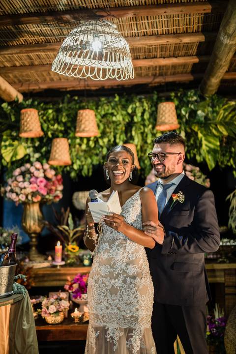 noivo e noiva sorrindo chacara vila velha itatiba cerimonia ar livre noiva segurando buque vestido sereia casal recem casados sorrindo decoração casamento vila velha itatiba casamento campo itatiba sp casamento fotografo itatiba julio akio hida retratos f'