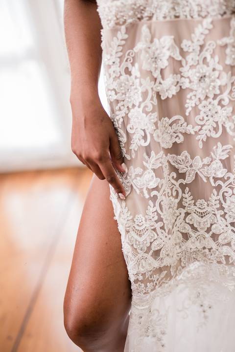 noiva mostrando detalhe do vestido'