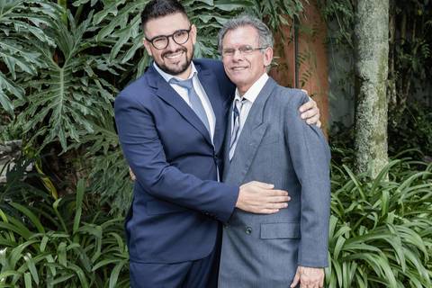 noivo e pai se arrumando casamento'