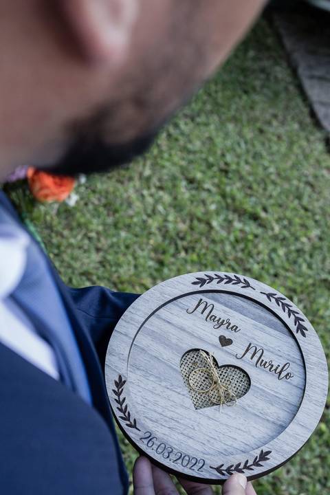 noivo segurando as alianças noivo terno na decoração casamento fotografo itatiba julio akio hida retratos foto e video '