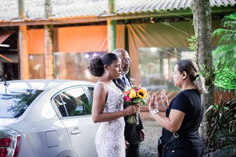 noiva descendo carro com  o pai casamento fotografo itatiba julio akio hida retratos foto e video '