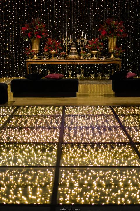 mesa festa de debutante detalhes em dourado e preto com chão da balada em pista de led decoração 15 anos itatiba ec fotografo itatiba'
