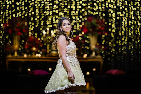 debutante com vestido de festa dourado'