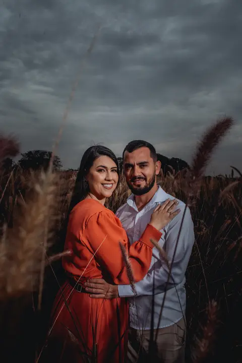 ensaio casal macena flores holambra pre wedding lindo  olhando p/ camera plantação trigo'