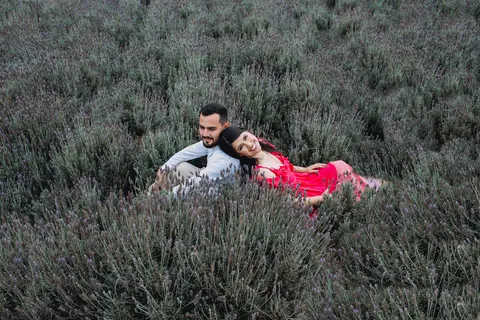 ensaio casal macena flores holambra pre wedding lindo plantação canteiro de lavanda sentados'
