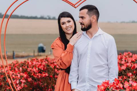 ensaio casal macena flores holambra pre wedding lindo  casal com arco coração ao redor'