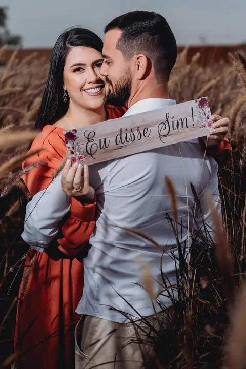 ensaio casal macena flores holambra pre wedding lindo  noiva com placa eu disse sim'