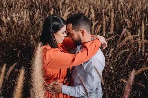 ensaio casal macena flores holambra pre wedding lindo  casal abraçado trigo'