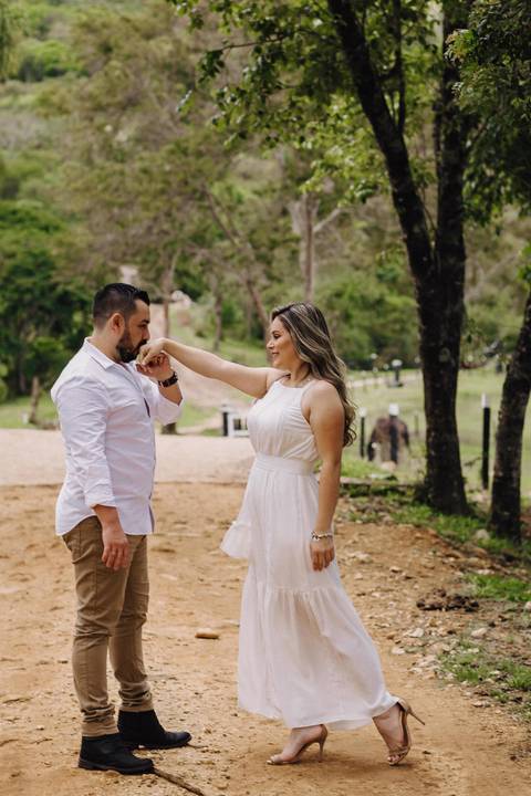 Ensaio pre wedding em jundiai retratosfv noivo beijando mão noiva'
