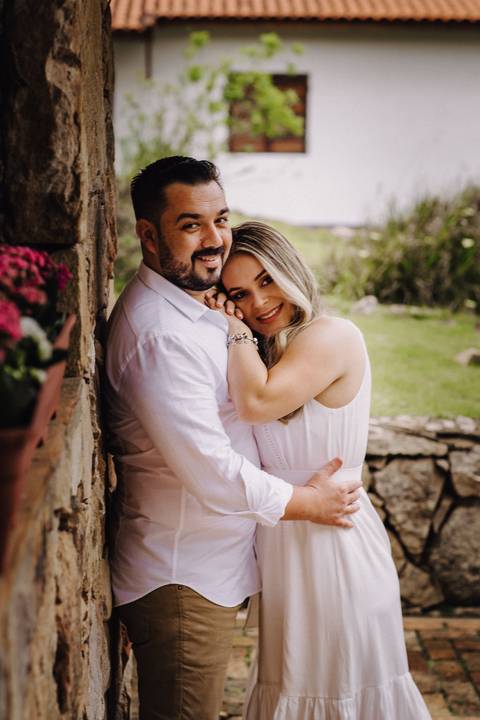 Ensaio pre wedding em jundiai retratosfv noiva encostado peito noivo olhando camera'