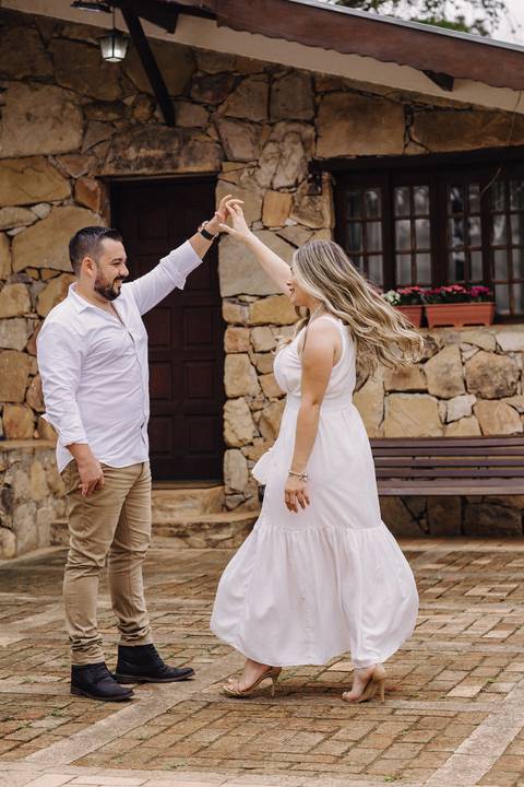 Ensaio pre wedding em jundiai retratosfv noiva girando de mão dada noivo'