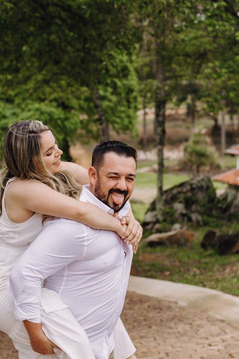 Ensaio pre wedding em jundiai retratosfv noivo olhando na camera e mostrando a lingua com a noiva de cavalinho nele'
