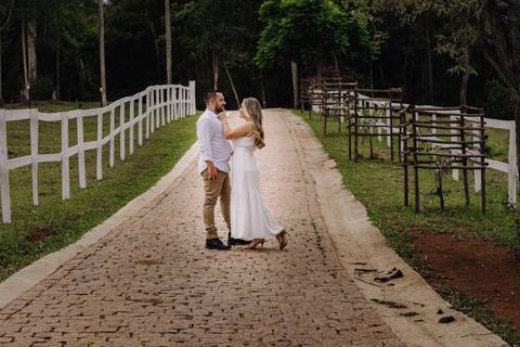 Ensaio pre wedding em jundiai retratosfv casal em meio da rua se  olhando'