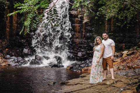 Ensaio pre wedding em jundiai retratosfv casal olhando camera cachoeira ao fundo'