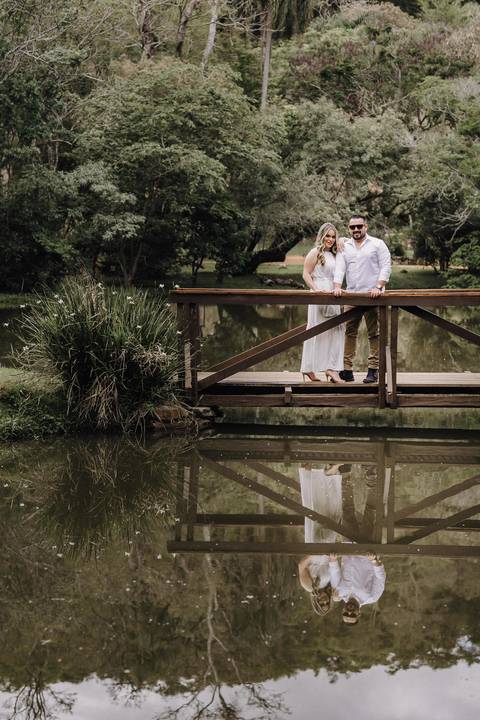 Ensaio pre wedding em jundiai retratosfv casal na ponte de oculos escuro olhando'