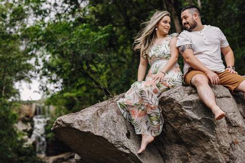 Ensaio pre wedding em jundiai retratosfv sentados na pedra se olhando'