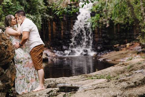 Ensaio pre wedding em jundiai retratosfv se beijando com cachoeira ao fundo'