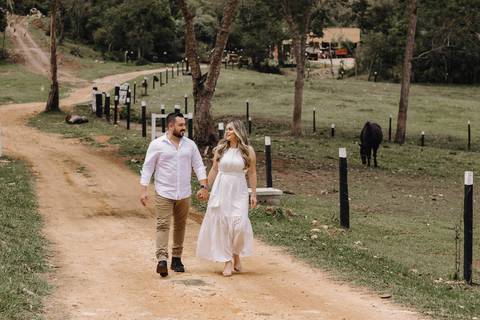 casal de mão dadas se  olhando '