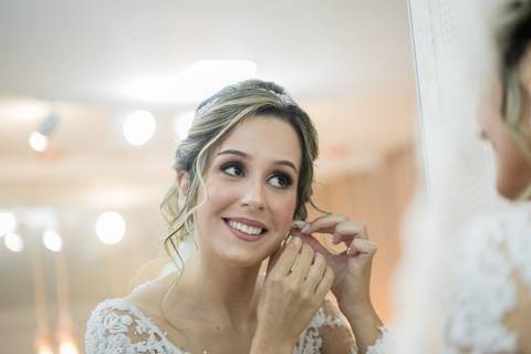 noiva colocando brinco preparação noiva casamento lindo em itatiba casando em itatiba casando morungaba'