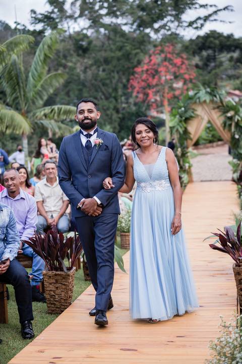 noivo e mãe entrando sorrindo preparação noiva casamento lindo em itatiba casando em itatiba casando morungaba'