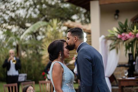 noivo beijando testa mãe entrada casamento preparação noiva casamento lindo em itatiba casando em itatiba casando morungaba'