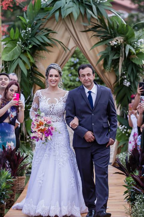 noiva sorrindo em entrada ao lado do pai preparação noiva casamento lindo em itatiba casando em itatiba casando morungaba'