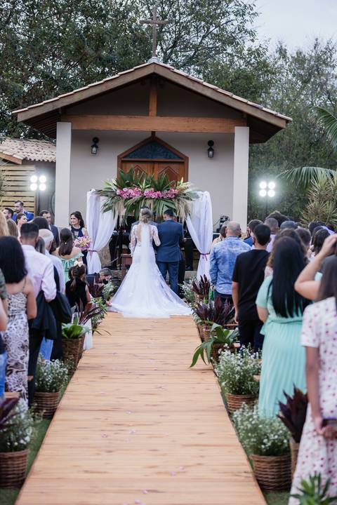 noiva e noivo de costas no altar preparação noiva casamento lindo em itatiba casando em itatiba casando morungaba'